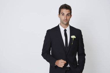 Akıllı takım elbiseli yakışıklı damat