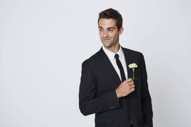 Studio gülümseyen yakışıklı damat
