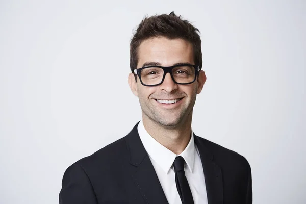 Empresário sorrindo em óculos — Fotografia de Stock