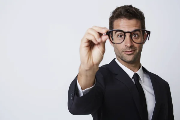 Empresario sosteniendo gafas — Foto de Stock