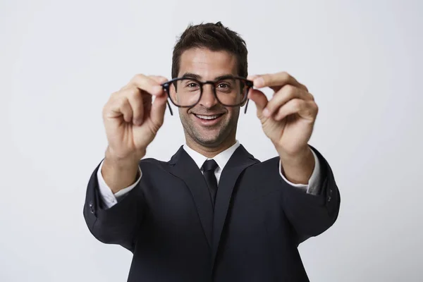 Εστιασμένη επιχειρηματίας κρατώντας γυαλιά — Φωτογραφία Αρχείου
