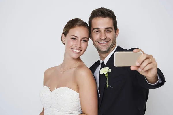 Sposa e sposo scattare selfie su smartphone — Foto Stock