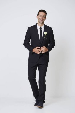 Siyah elbiseli mutlu damat