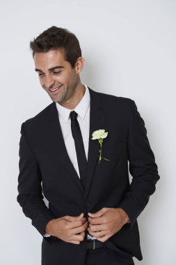 Akıllı takım elbiseli yakışıklı damat