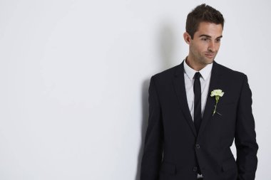 Akıllı takım elbiseli yakışıklı damat