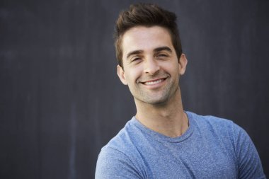 Kendine güvenen adam mavi t-shirt