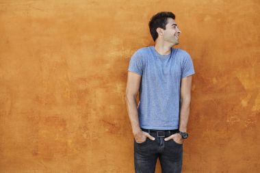 Mavi gömlek gülümseyen adam