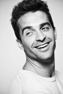 Gülümseyen kaygısız adam