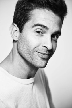 Kendine güvenen adam Studio gülümseyen