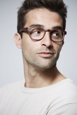 Gözlüklü düşünceli adam