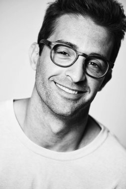 yakışıklı adam gözlük