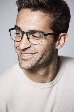 mutlu ve yakışıklı adam