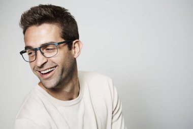 Gözlüklü yakışıklı adam