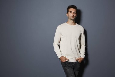 ciddi yakışıklı adam