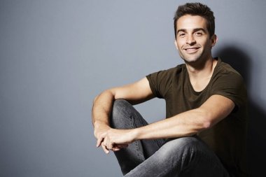 Mutlu erkek t-shirt gülümseyen içinde