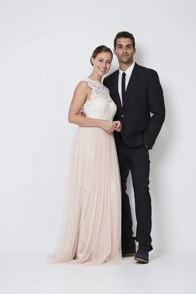 Paar im Hochzeitskleid blickt in die Kamera — Stockfoto