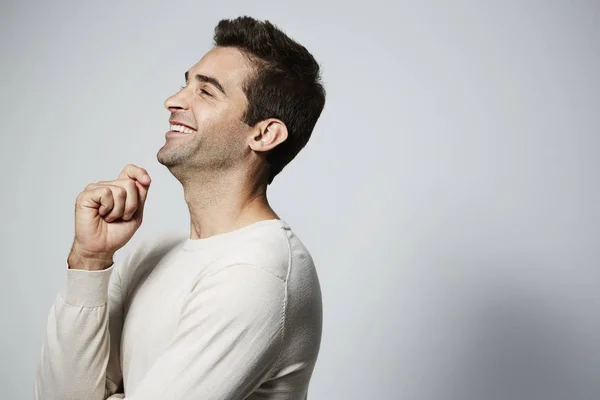 Feliz chico despreocupado sonriendo — Foto de Stock