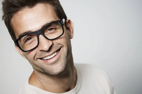 Красивый парень в очках улыбается — стоковое фото