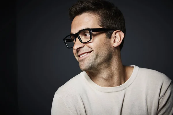 Glücklicher Kerl mit Brille lächelt — Stockfoto