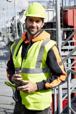 Gülümseyen işçisi kask 