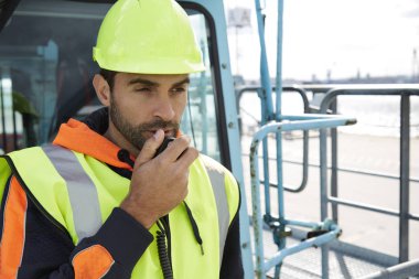 Ciddi rıhtım işçisi 