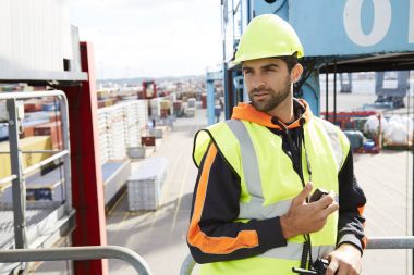 Rıhtımda çalışan liman işçisi