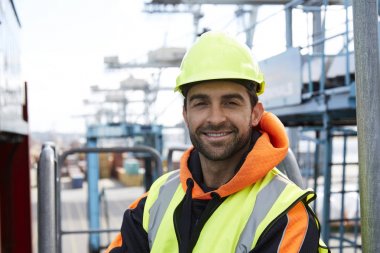 Kask içinde mutlu liman işçisi 