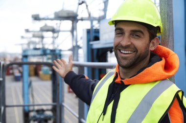 Kask içinde mutlu liman işçisi