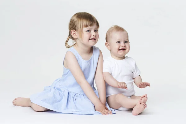 Hermano y hermana bebé — Foto de Stock