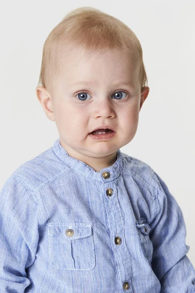 Kleiner Junge blickt in die Kamera — Stockfoto