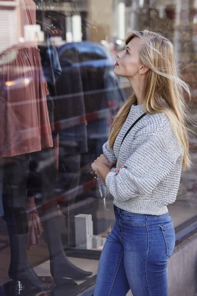 Portret van venster winkelen vrouw — Stockfoto