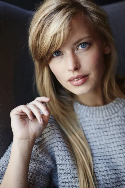 Blonde Frau mit blauen Augen — Stockfoto