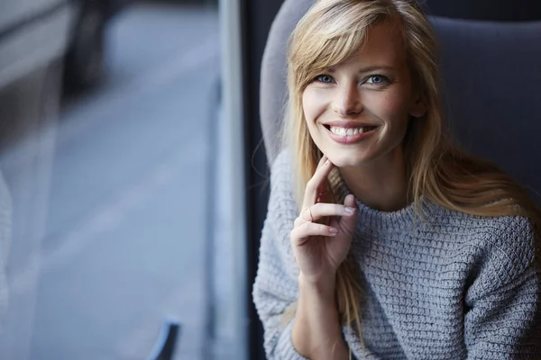 Jonge blonde vrouw in café — Stockfoto