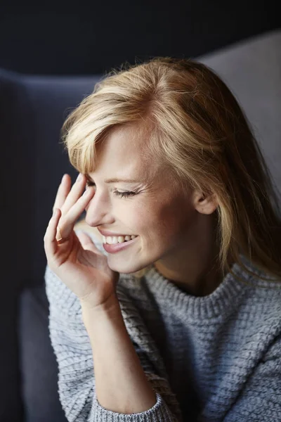 Portret van lachen jonge blonde vrouw — Stockfoto