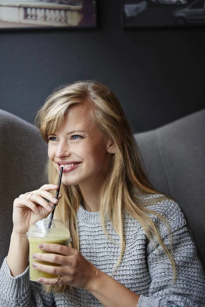Blonde vrouw bedrijf smoothie — Stockfoto
