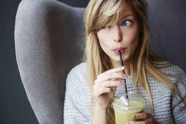 Blond woman holding smoothie — Stock Photo, Image