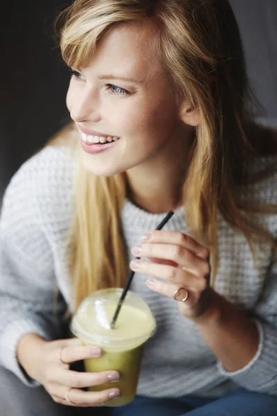 Blond kvinna anläggning smoothie — Stockfoto