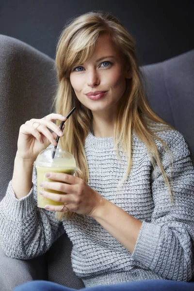 Blond woman holding smoothie — Stock Photo, Image