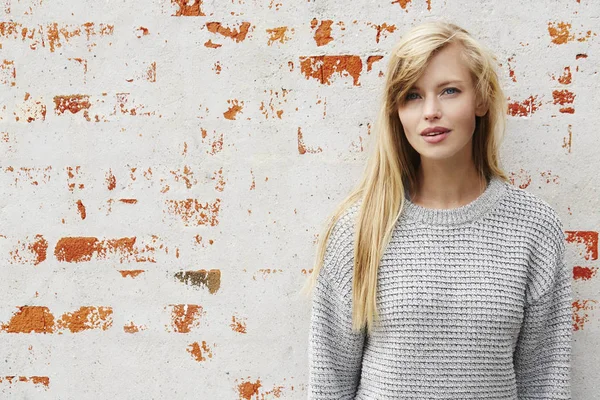 Блондинка в сірому светрі — стокове фото