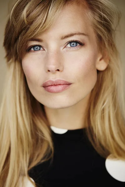 Retrato de una joven rubia — Foto de Stock