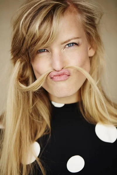 Frau gibt vor, Schnurrbart zu haben — Stockfoto