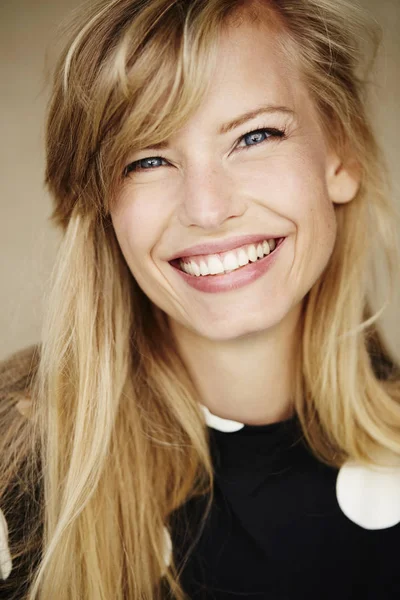 Jovem sorrindo mulher loira — Fotografia de Stock