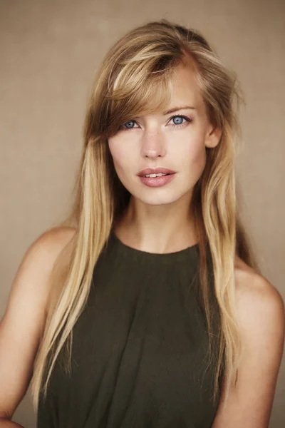 Blond woman in green dress — Stock Photo, Image