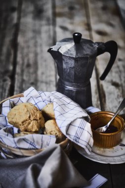 Kahve, reçel ve buns Kahvaltı