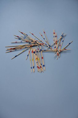 Mikado mavi arka plan üzerinde sopa almak