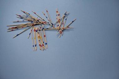 Mikado mavi arka plan üzerinde sopa almak