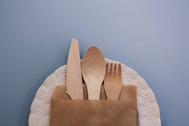 Kağıt tabakta ahşap çatal bıçak takımı görünümü yükseltilmiş