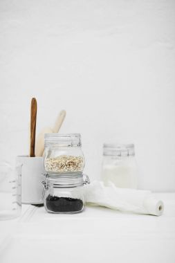 Kavanoz ve beyaz arka plan üzerinde mutfak eşyaları