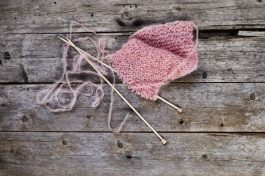 Pembe yün örgü iğne görünümü yükseltilmiş