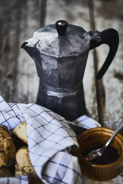 Vecchia Caffettiera Con Focacce Marmellata — Foto Stock